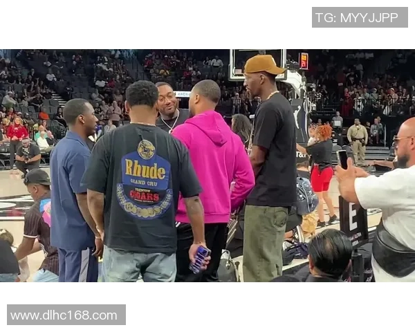 镜头捕捉:利拉德赛场小动作引发热议 镜头捕捉:利拉德赛场小动作引发热议