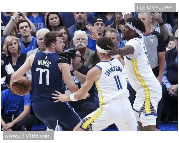 镜头捕捉：独行侠赛场小动作引发热议